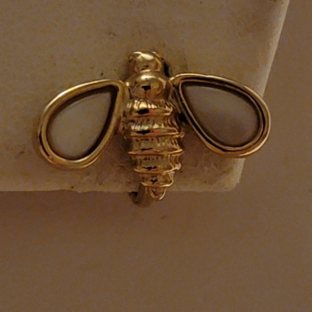 Vintage Avon Gold Tone Pearly Wing Bee Clip On Earrings